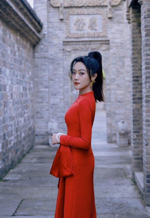 “傲人身材”穿红色连衣裙气质太惊艳瓦力棋牌试玩玖月奇迹王小玮瘦了后秀(图2)