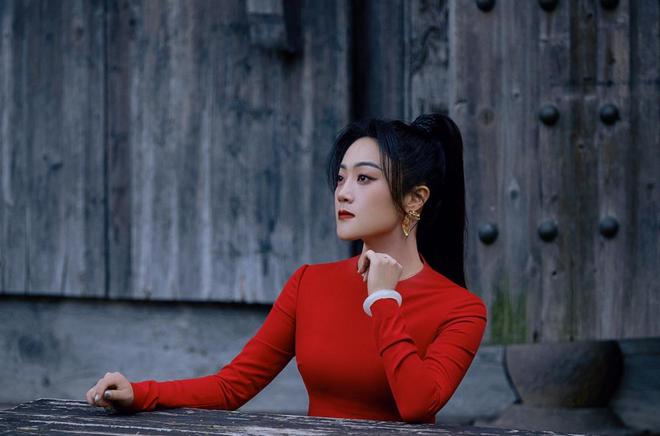 “傲人身材”穿红色连衣裙气质太惊艳瓦力棋牌试玩玖月奇迹王小玮瘦了后秀(图4)