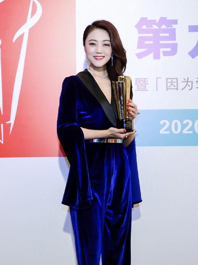 “傲人身材”穿红色连衣裙气质太惊艳瓦力棋牌试玩玖月奇迹王小玮瘦了后秀(图5)