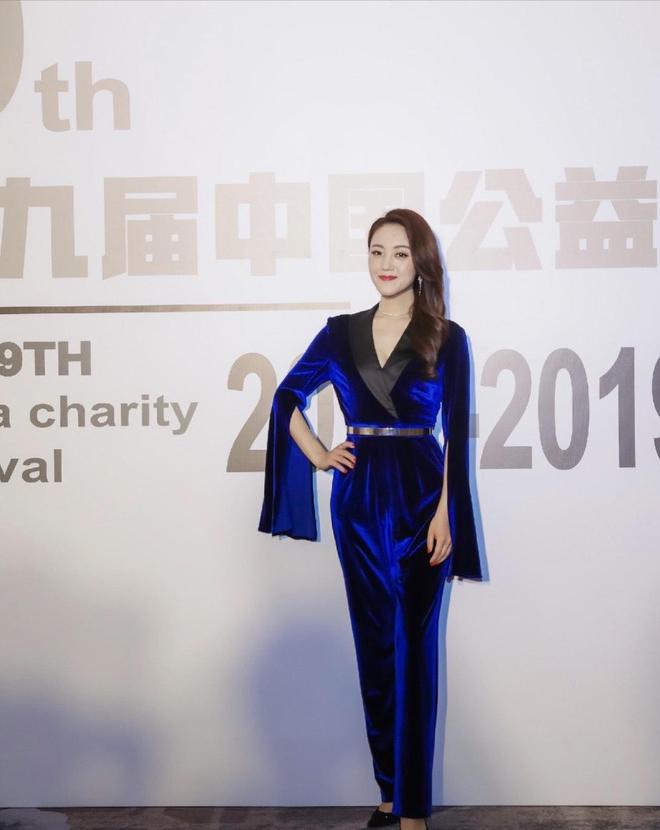 “傲人身材”穿红色连衣裙气质太惊艳瓦力棋牌试玩玖月奇迹王小玮瘦了后秀(图9)