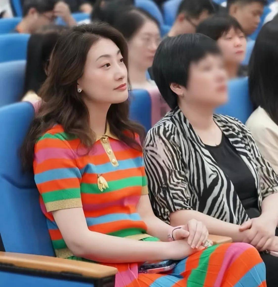 着Dior等顶奢品牌气质完胜杜建英瓦力棋牌试玩宗馥莉戴火彩宝石耳饰身(图2)