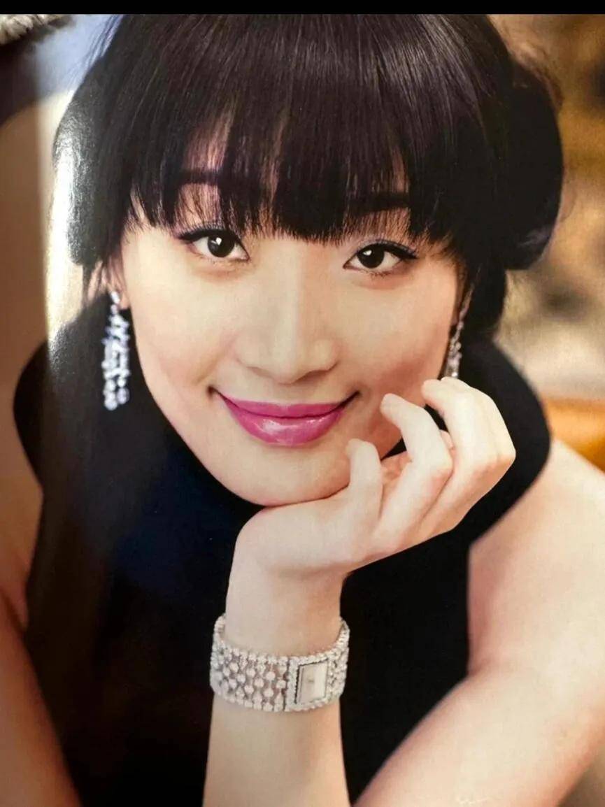 着Dior等顶奢品牌气质完胜杜建英瓦力棋牌试玩宗馥莉戴火彩宝石耳饰身(图6)