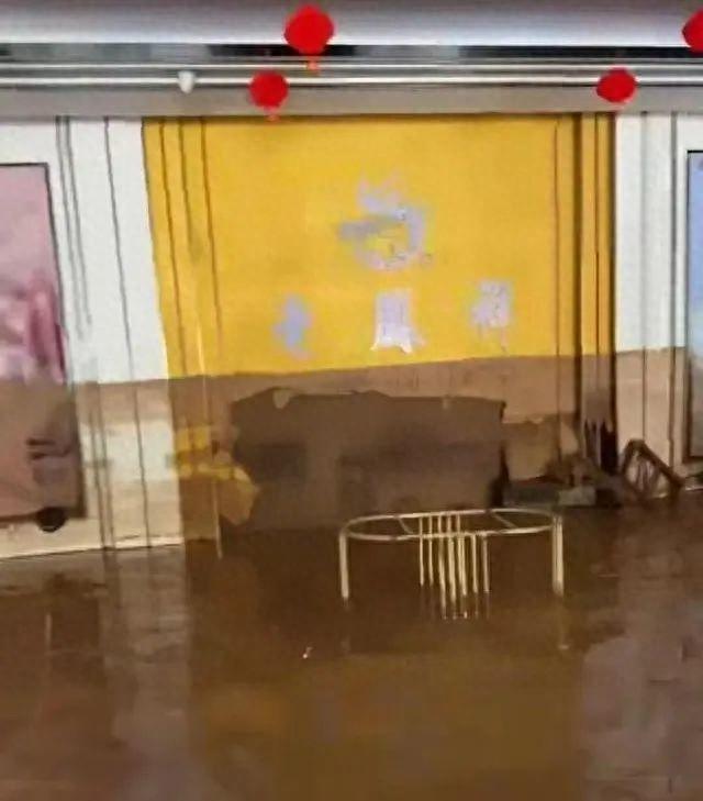 骗保”：因大意未提前转移财物警方：正在侦查结果将公布瓦力游戏试玩损失千万的金店店内监控首次曝光店主否认“(图3)