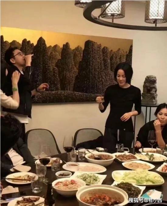 豪宅聚会素颜穿一身黑出镜美得似少女瓦力游戏55岁王菲与59岁刘嘉玲在(图2)