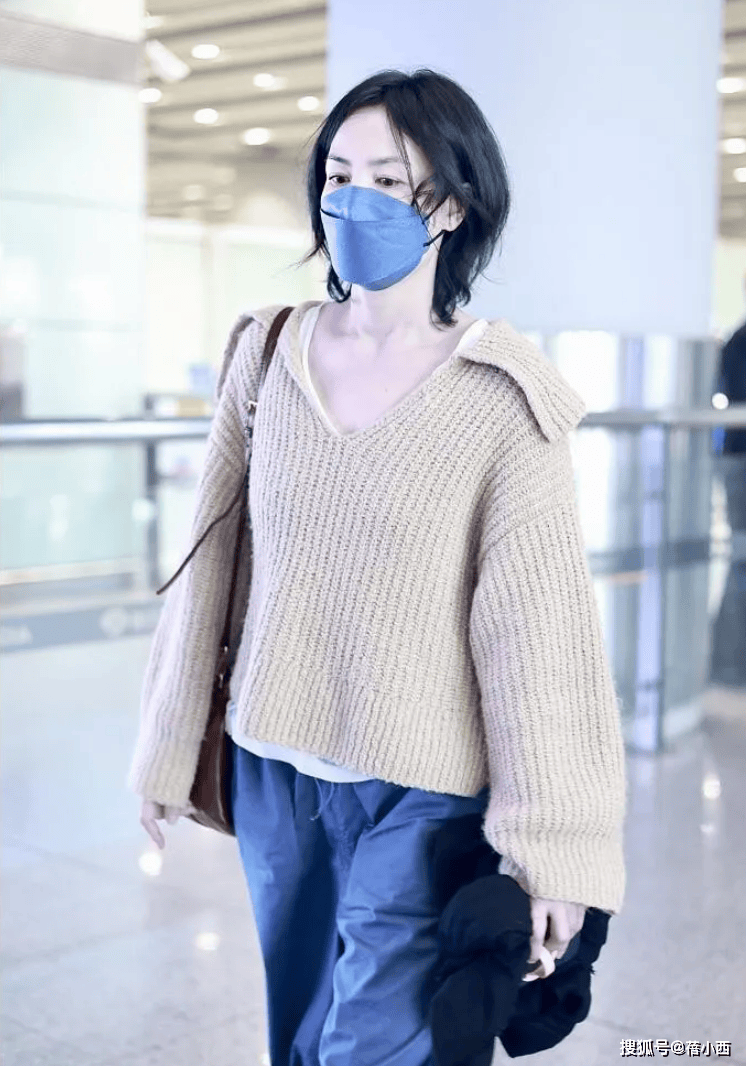 豪宅聚会素颜穿一身黑出镜美得似少女瓦力游戏55岁王菲与59岁刘嘉玲在(图3)