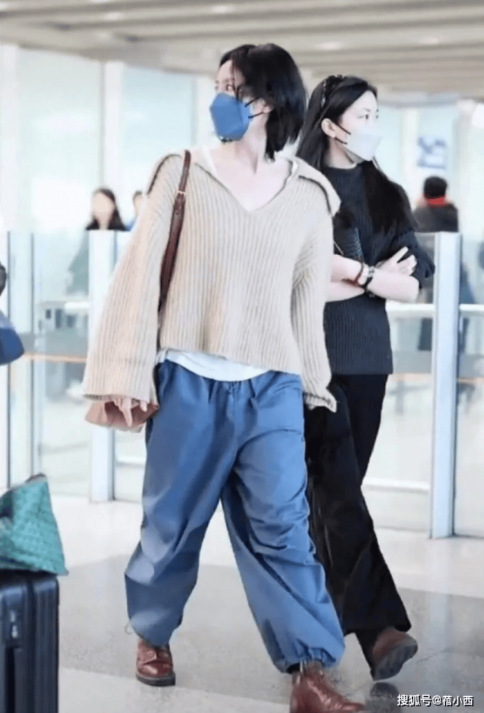 豪宅聚会素颜穿一身黑出镜美得似少女瓦力游戏55岁王菲与59岁刘嘉玲在(图6)
