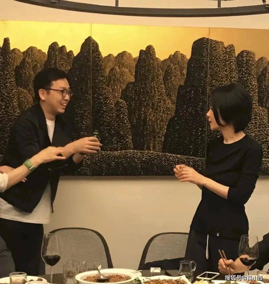 豪宅聚会素颜穿一身黑出镜美得似少女瓦力游戏55岁王菲与59岁刘嘉玲在(图7)