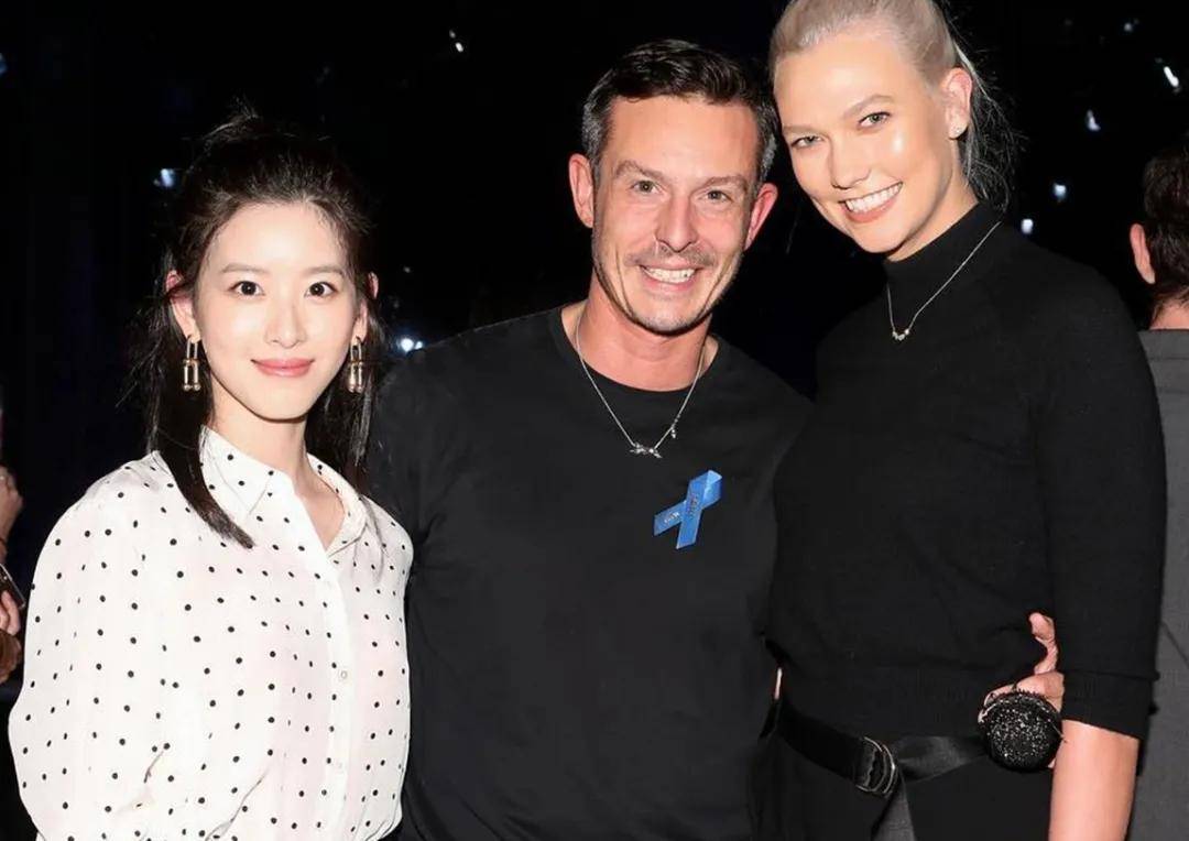 环也爱穿“中产三宝”！“该省省该花花”瓦力棋牌游戏章泽天看展戴80万香奈儿耳(图2)