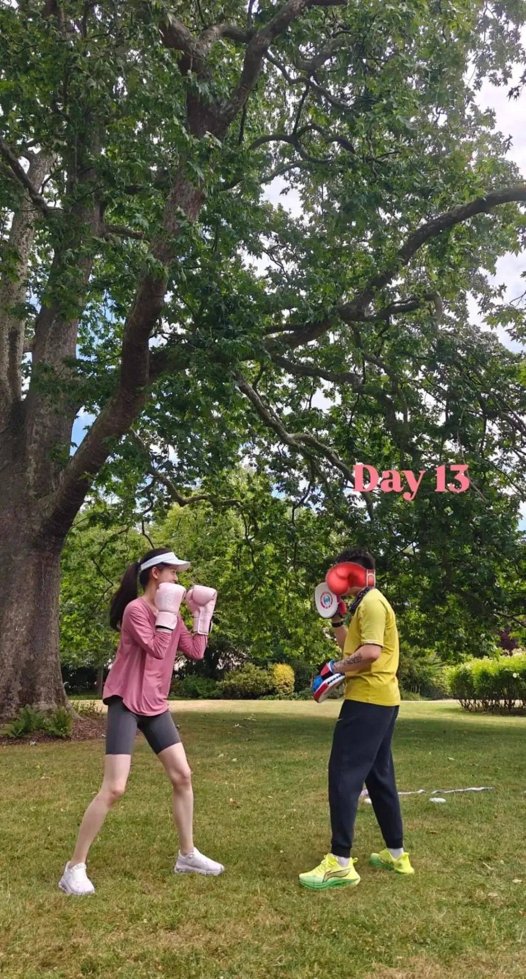 环也爱穿“中产三宝”！“该省省该花花”瓦力棋牌游戏章泽天看展戴80万香奈儿耳(图5)