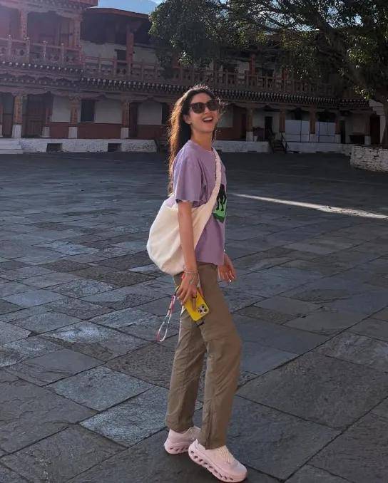 环也爱穿“中产三宝”！“该省省该花花”瓦力棋牌游戏章泽天看展戴80万香奈儿耳(图4)