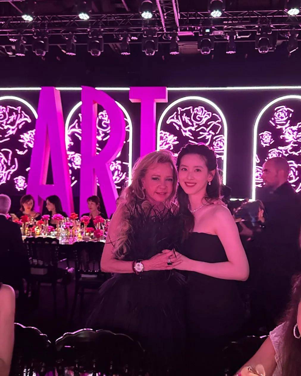 环也爱穿“中产三宝”！“该省省该花花”瓦力棋牌游戏章泽天看展戴80万香奈儿耳(图7)