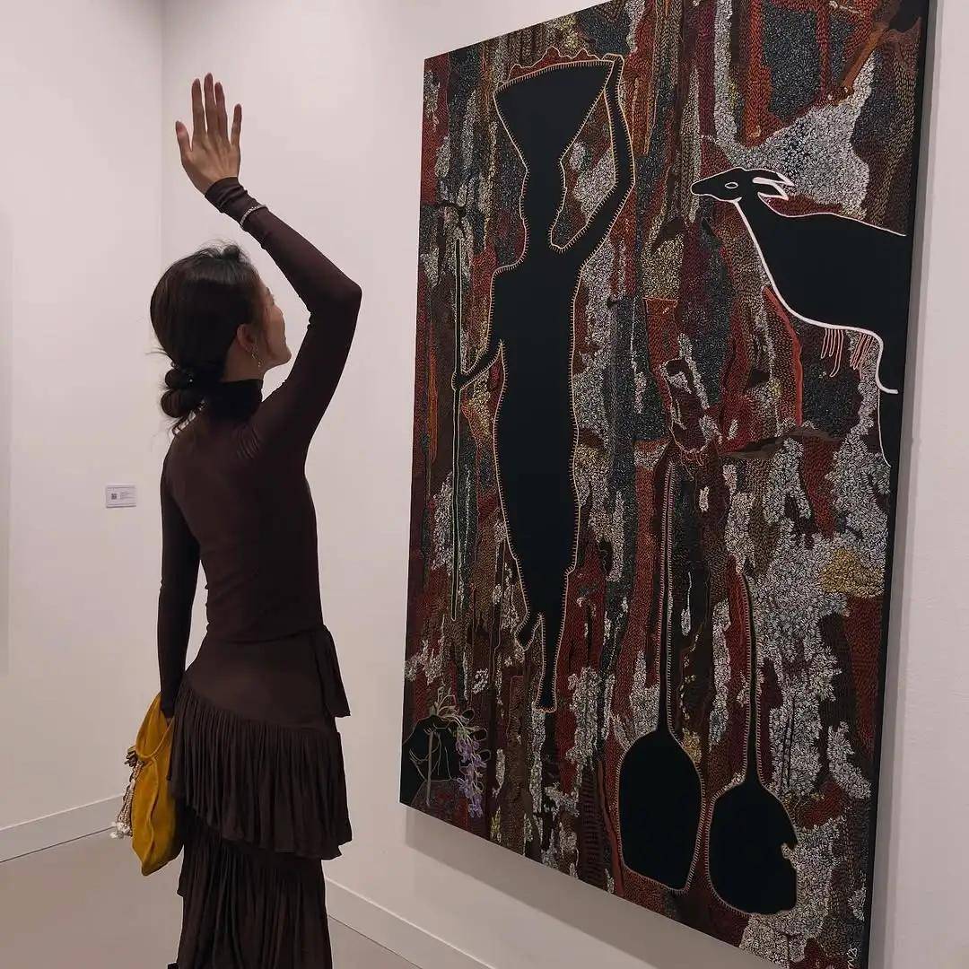 环也爱穿“中产三宝”！“该省省该花花”瓦力棋牌游戏章泽天看展戴80万香奈儿耳(图8)