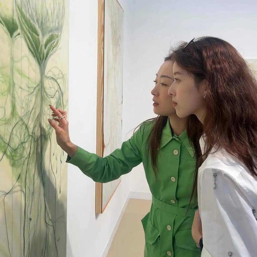 环也爱穿“中产三宝”！“该省省该花花”瓦力棋牌游戏章泽天看展戴80万香奈儿耳(图10)