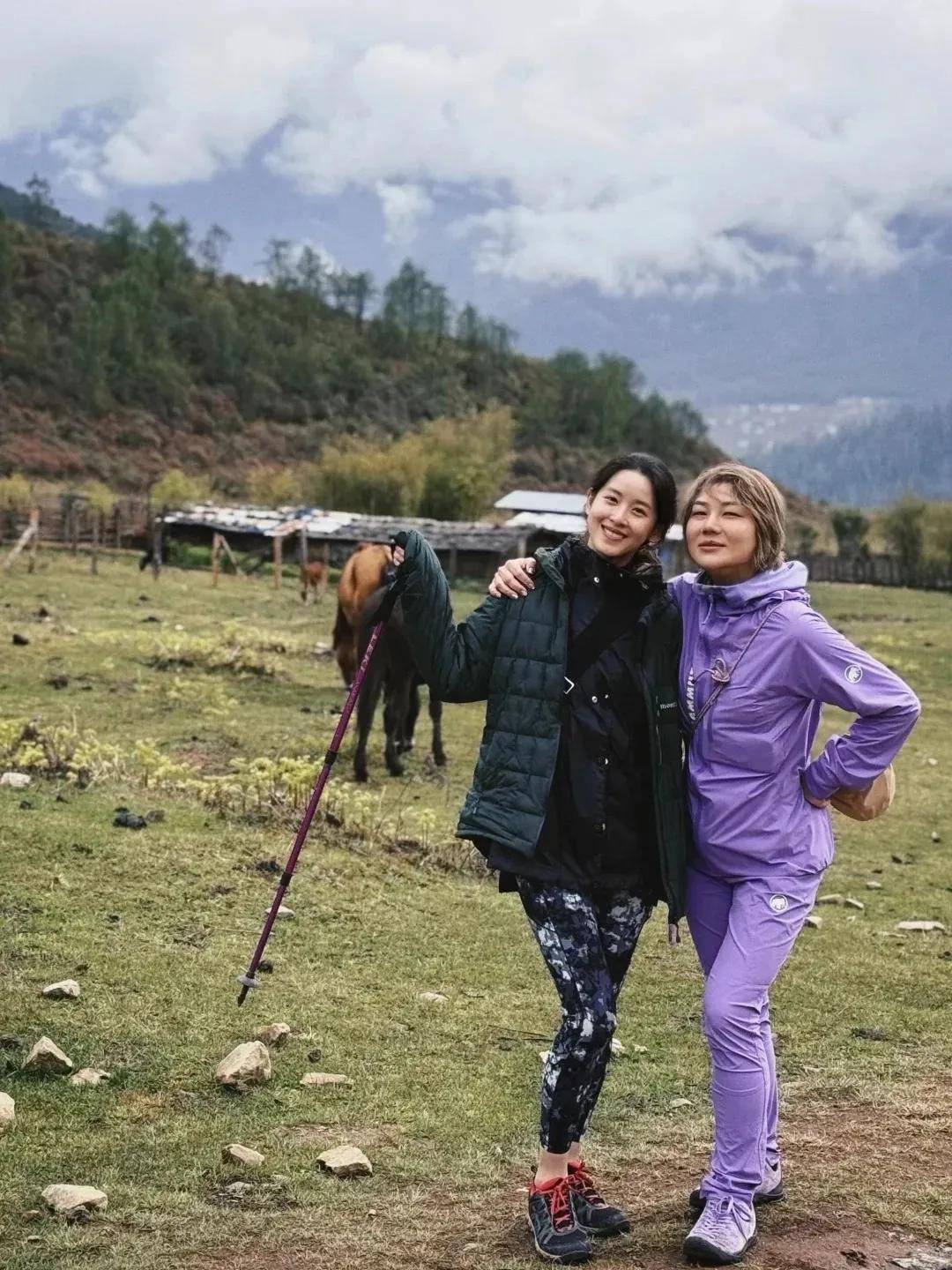 环也爱穿“中产三宝”！“该省省该花花”瓦力棋牌游戏章泽天看展戴80万香奈儿耳(图11)