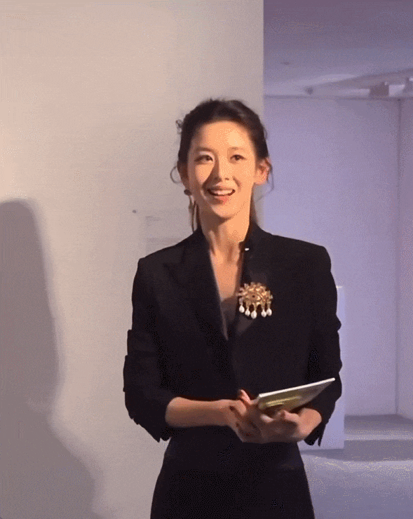 环也爱穿“中产三宝”！“该省省该花花”瓦力棋牌游戏章泽天看展戴80万香奈儿耳(图13)