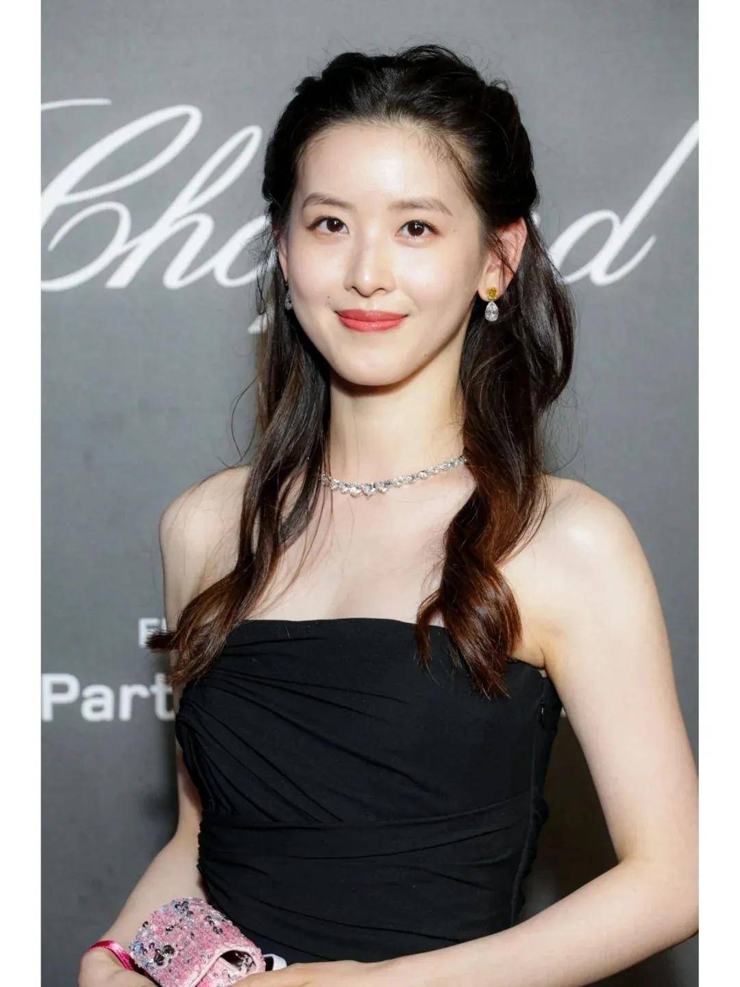 环也爱穿“中产三宝”！“该省省该花花”瓦力棋牌游戏章泽天看展戴80万香奈儿耳(图14)