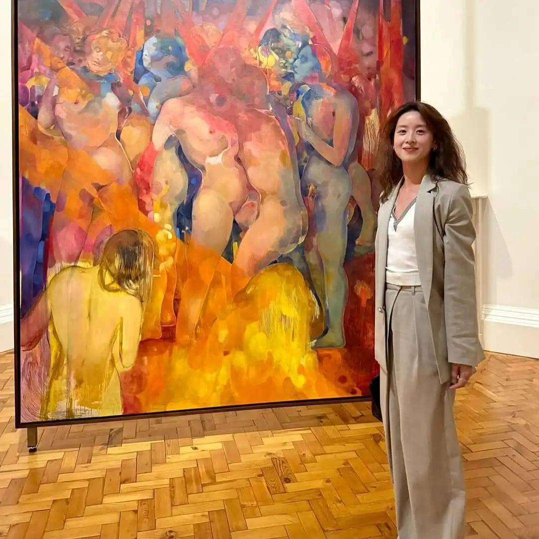 环也爱穿“中产三宝”！“该省省该花花”瓦力棋牌游戏章泽天看展戴80万香奈儿耳(图16)