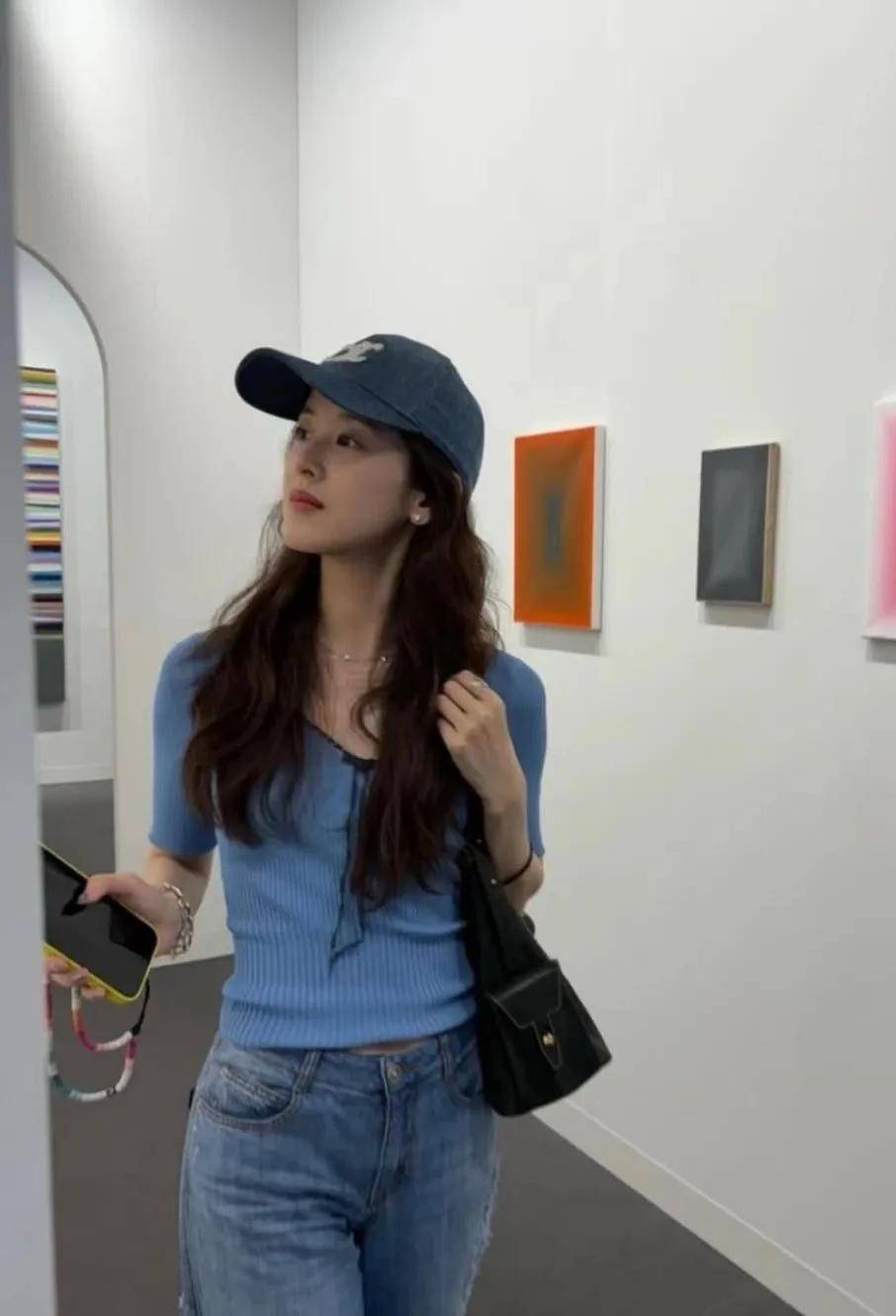 环也爱穿“中产三宝”！“该省省该花花”瓦力棋牌游戏章泽天看展戴80万香奈儿耳(图17)