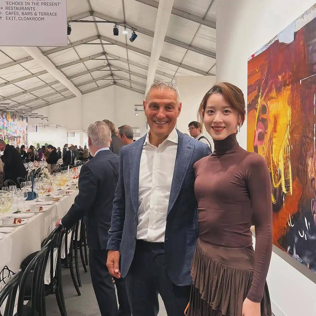 环也爱穿“中产三宝”！“该省省该花花”瓦力棋牌游戏章泽天看展戴80万香奈儿耳(图20)