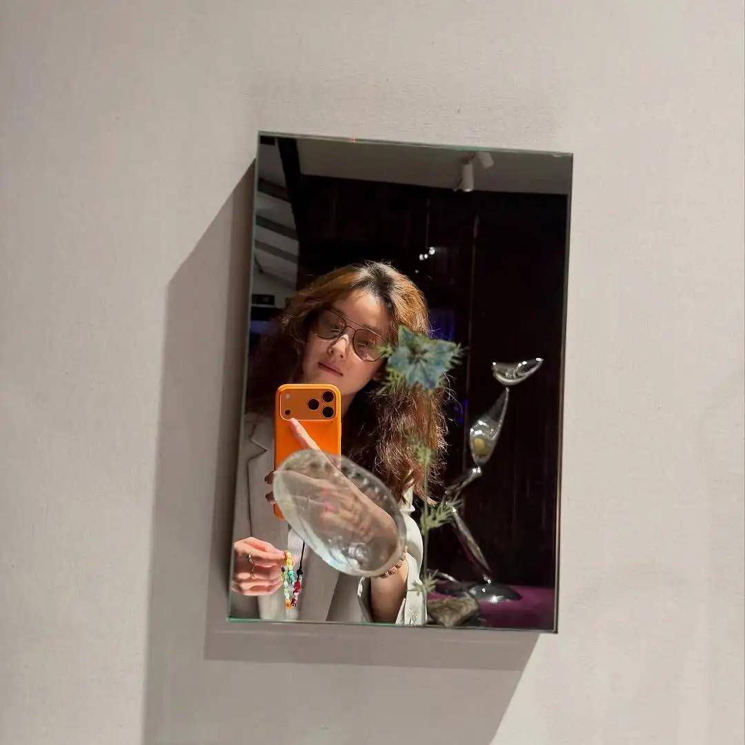 环也爱穿“中产三宝”！“该省省该花花”瓦力棋牌游戏章泽天看展戴80万香奈儿耳(图21)