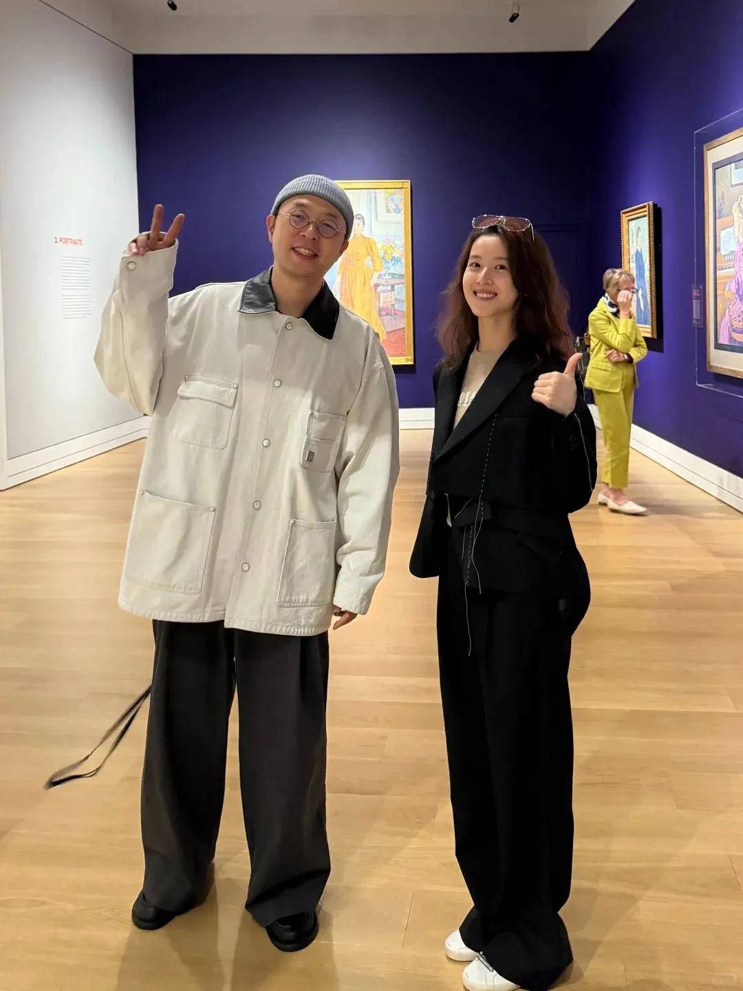 环也爱穿“中产三宝”！“该省省该花花”瓦力棋牌游戏章泽天看展戴80万香奈儿耳(图22)