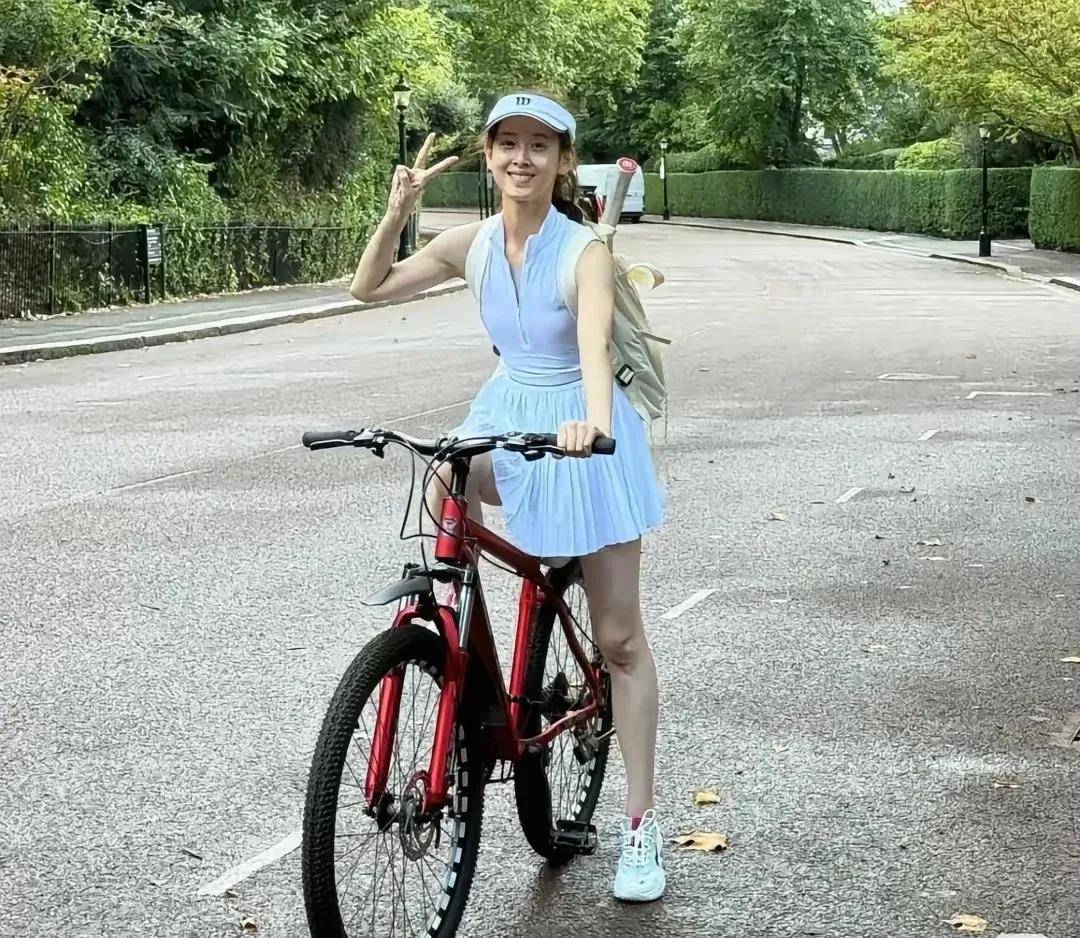 环也爱穿“中产三宝”！“该省省该花花”瓦力棋牌游戏章泽天看展戴80万香奈儿耳(图26)