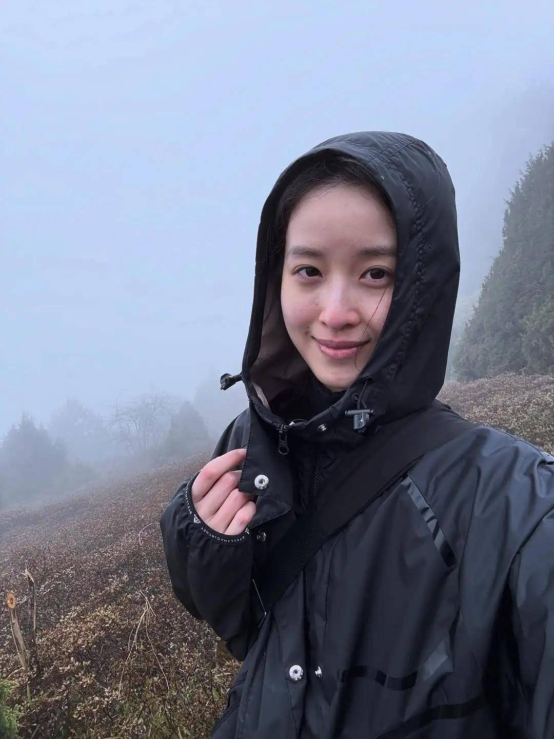 环也爱穿“中产三宝”！“该省省该花花”瓦力棋牌游戏章泽天看展戴80万香奈儿耳(图25)