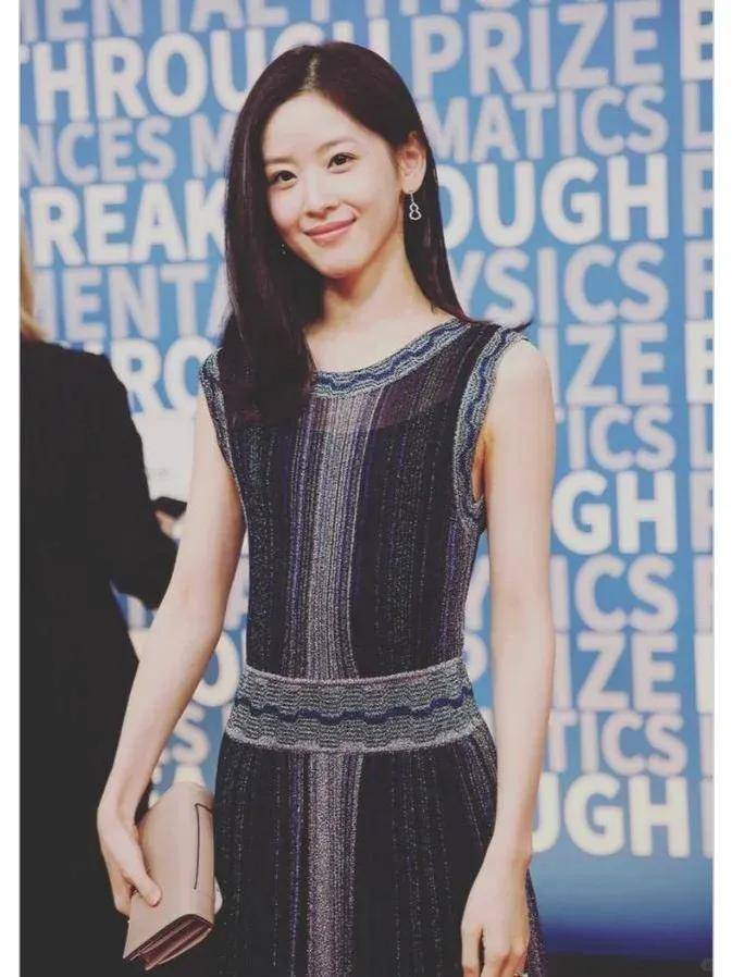 环也爱穿“中产三宝”！“该省省该花花”瓦力棋牌游戏章泽天看展戴80万香奈儿耳(图24)