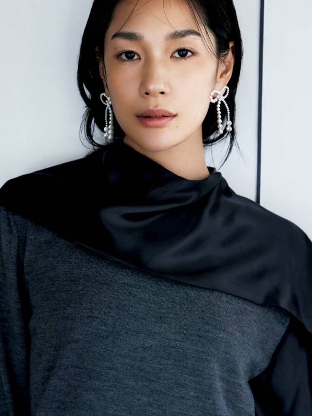 要学会用珠宝50+女性尤其不可忽略瓦力棋牌试玩灰色穿搭的高级感秘诀:(图6) 要学会用珠宝50+女性尤其不可忽略瓦力棋牌试玩灰色穿搭的高级感秘诀:(图6)