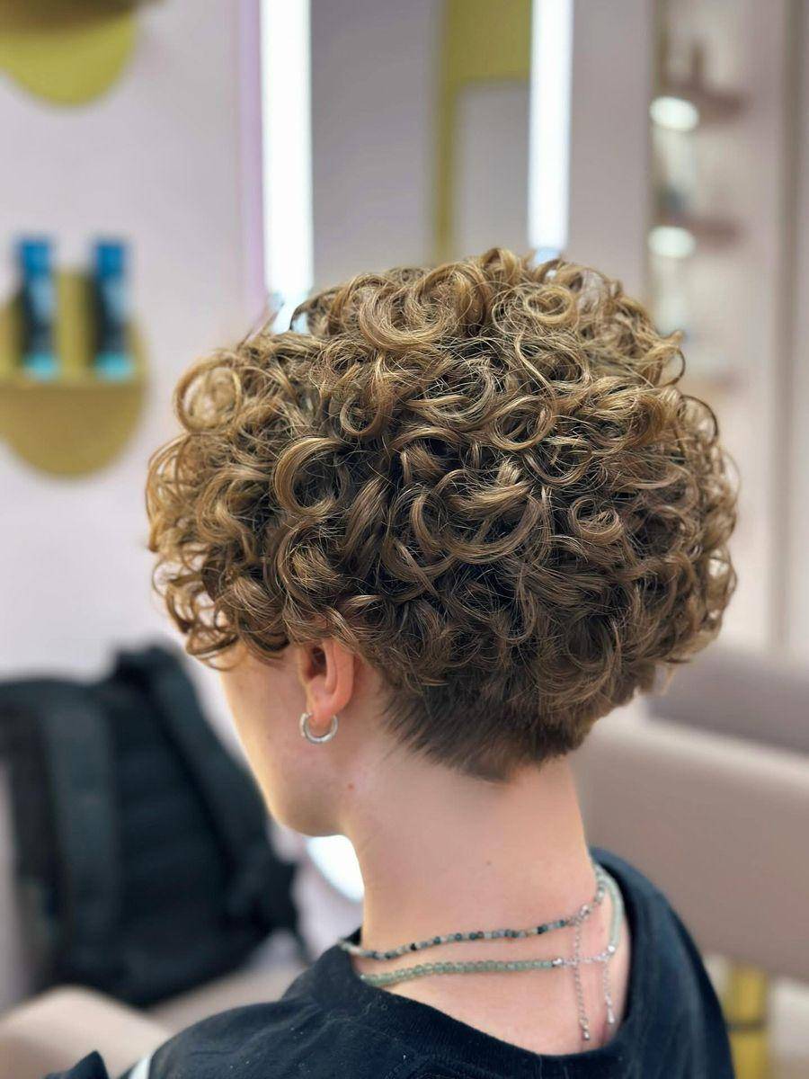 锁干练与灵动的双重魅力重塑发型时尚感瓦力棋牌游戏短款卷发与层次短发：解(图12)