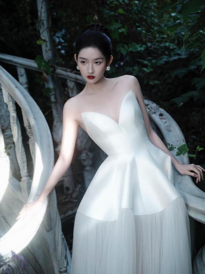 貌”！穿白色抹胸裙佩戴珍珠耳环好美瓦力游戏王玉雯被赞拥有“珍