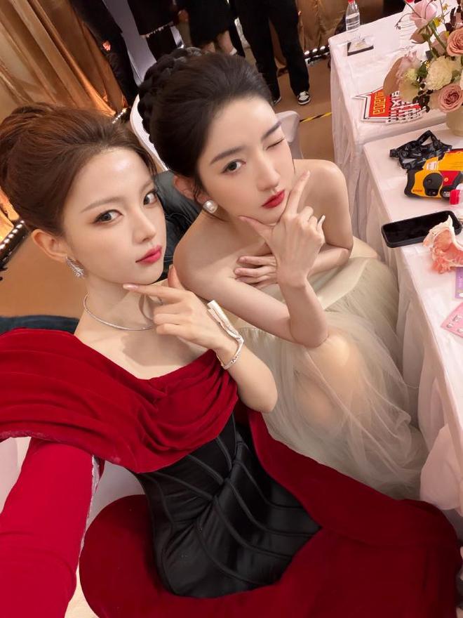 貌”！穿白色抹胸裙佩戴珍珠耳环好美瓦力游戏王玉雯被赞拥有“珍珠般的美(图3)