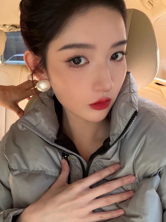 貌”！穿白色抹胸裙佩戴珍珠耳环好美瓦力游戏王玉雯被赞拥有“珍珠般的美(图2)