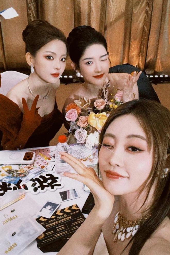 貌”！穿白色抹胸裙佩戴珍珠耳环好美瓦力游戏王玉雯被赞拥有“珍珠般的美(图4)