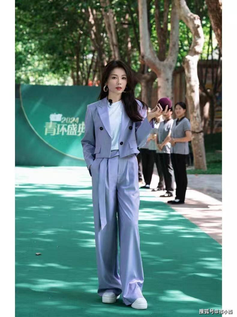 春穿亮片裙明艳四方脸蛋紧致不出皱纹瓦力游