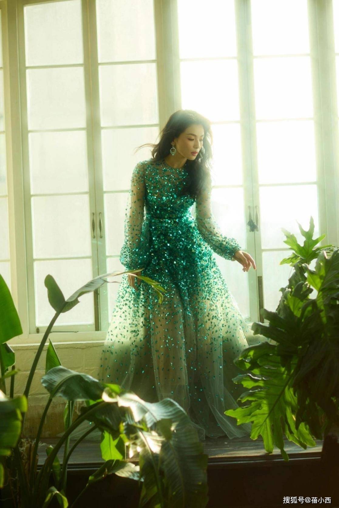 春穿亮片裙明艳四方脸蛋紧致不出皱纹瓦力游戏试玩46岁刘涛科技美后大回(图3)