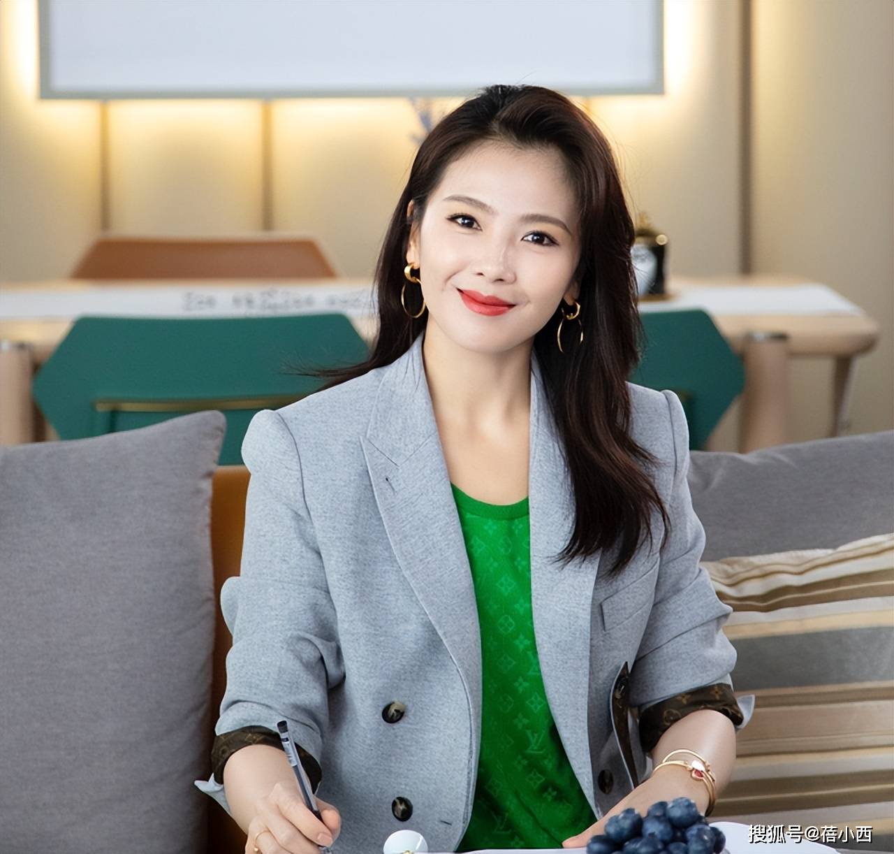 春穿亮片裙明艳四方脸蛋紧致不出皱纹瓦力游戏试玩46岁刘涛科技美后大回(图4)