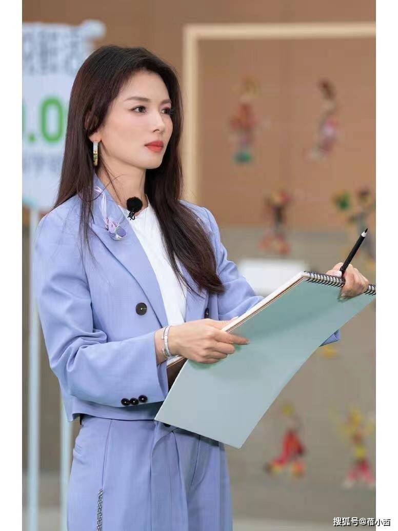 春穿亮片裙明艳四方脸蛋紧致不出皱纹瓦力游戏试玩46岁刘涛科技美后大回(图6)