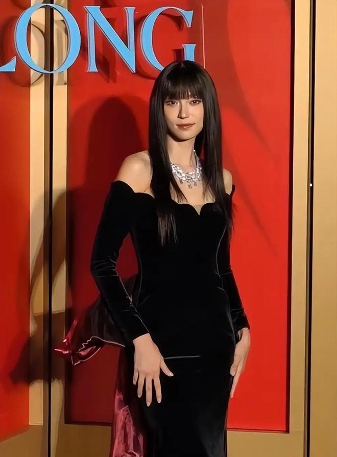 “玩性感”徐璐“穿蚊帐”颖儿脸肿嘴歪瓦力游戏app江苏珠宝晚宴：刘嘉玲(图2)