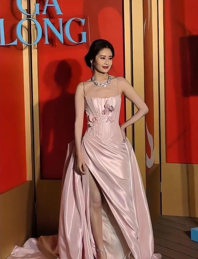 “玩性感”徐璐“穿蚊帐”颖儿脸肿嘴歪瓦力游戏app江苏珠宝晚宴：刘嘉玲(图9)