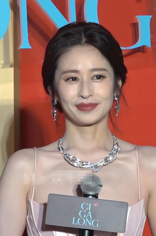 “玩性感”徐璐“穿蚊帐”颖儿脸肿嘴歪瓦力游戏app江苏珠宝晚宴：刘嘉玲(图10)