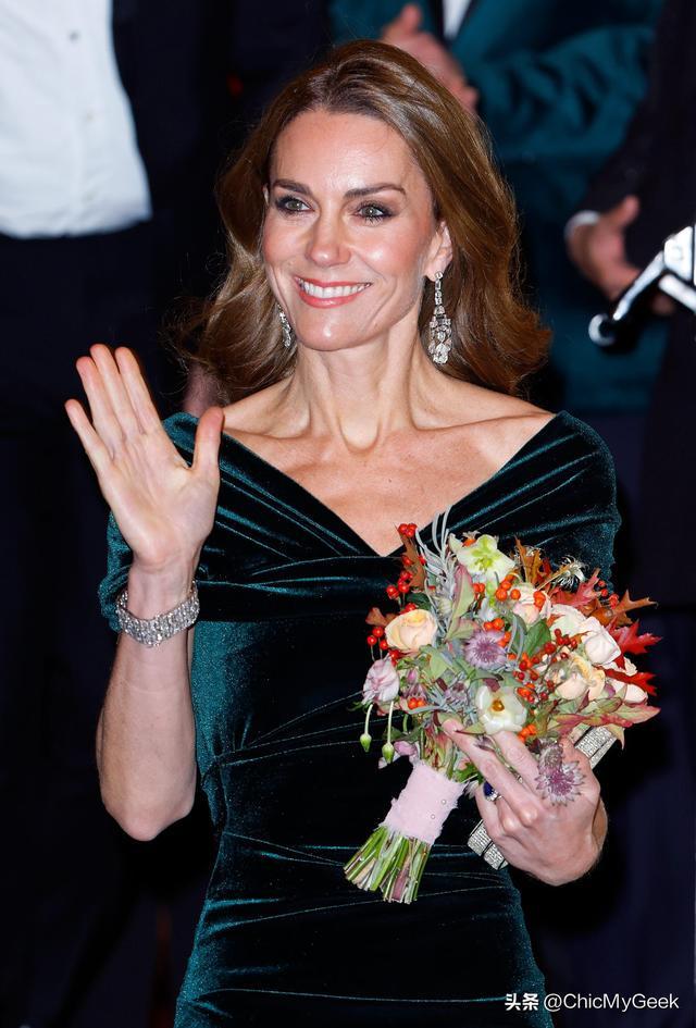 盘点一顶王冠135亿美元!瓦利棋牌凯特王妃最贵珠宝(图3) 盘点一顶王冠135亿美元!瓦利棋牌凯特王妃最贵珠宝(图3)